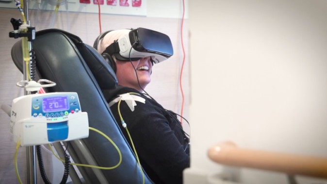 がん患者がVRで世界旅行 VRによる不安緩和の取組