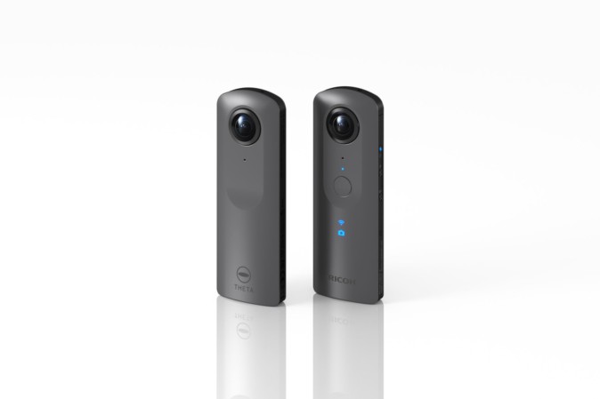 リコー、新型360度カメラTHETA V発表 4K動画や空間音声対応、転送速度