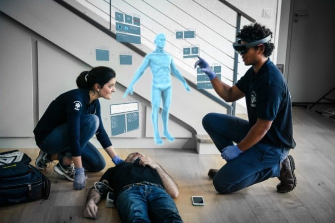 現場に医者が指示 HoloLensを使った遠隔医療