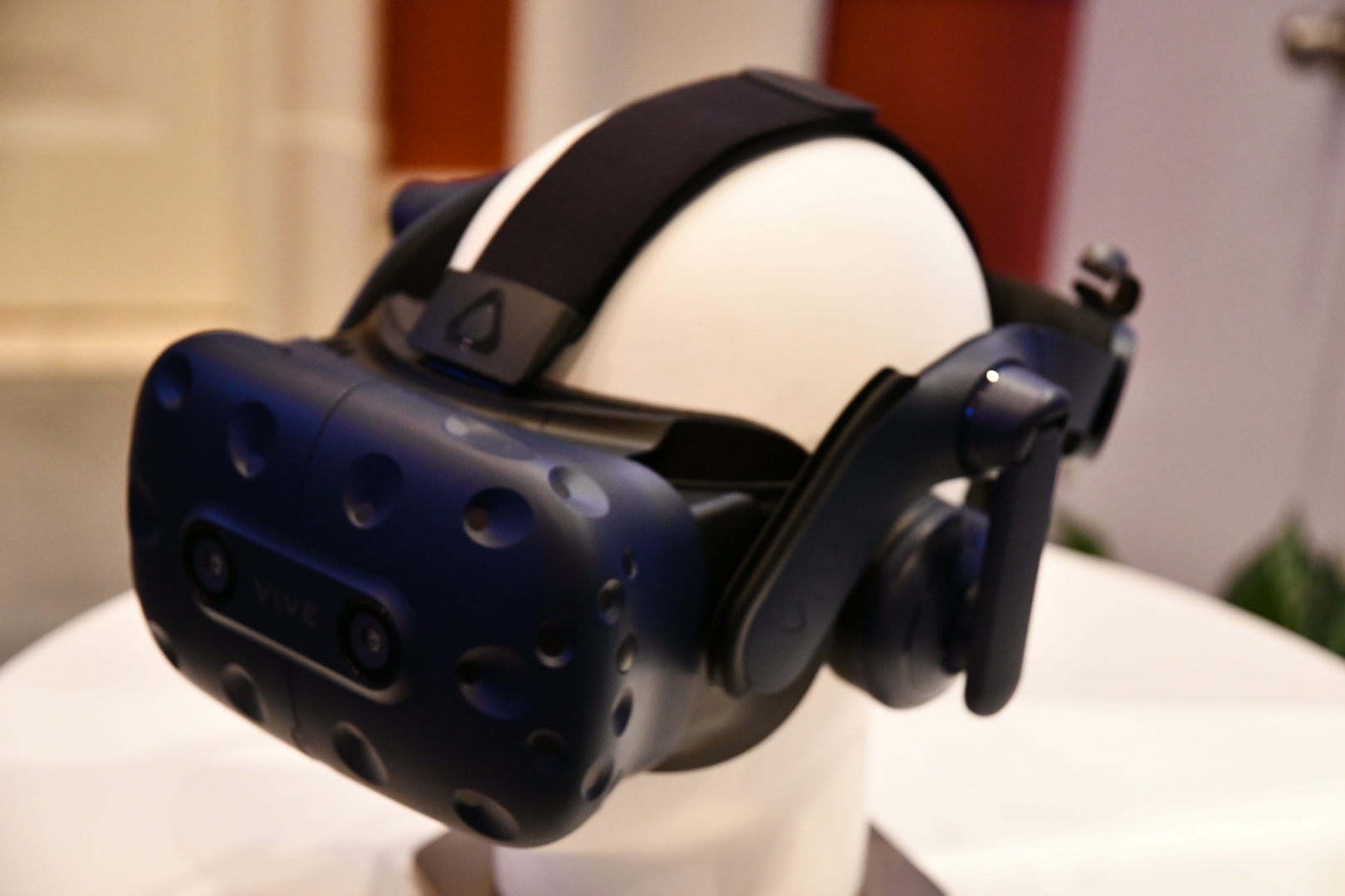 【体験レポあり】HTC、VRヘッドセット上位機種「Vive Pro」と無線アダプターを発表