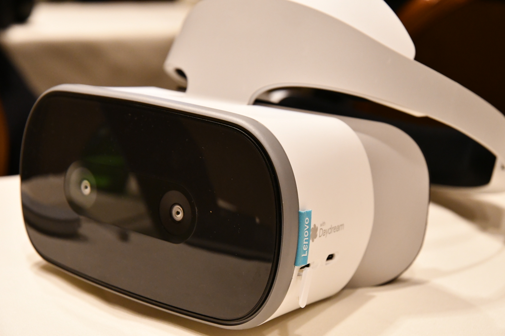 レノボ、一体型VRヘッドセット「Mirage Solo」発表 グーグルが技術協力