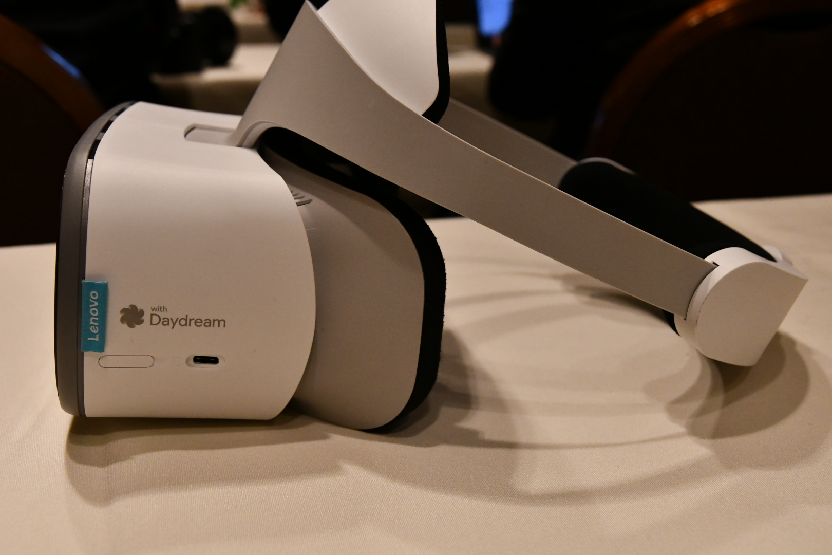 レノボ、一体型VRヘッドセット「Mirage Solo」発表 グーグルが技術協力 