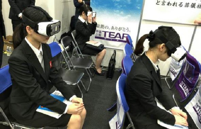 VR活用は新卒採用にも 葬儀の仕事を疑似体験