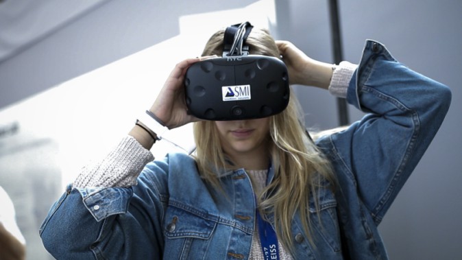 VRで視覚障害を体験、理解を深めるカールツァイスの取組