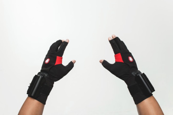 VRで指をシミュレートできるグローブ、ビジネス版が販売中