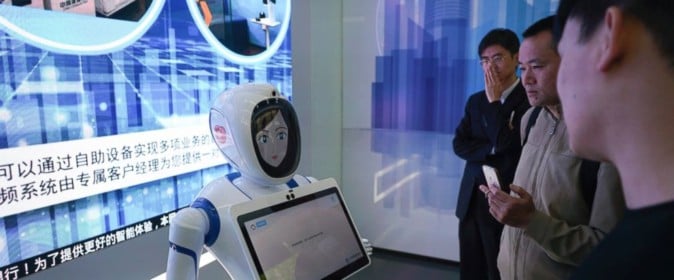 VRやロボットを使った中国の無人銀行 揺れる評価