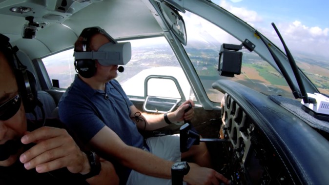 パイロットがVRヘッドセットを装着して操縦 気になる新たな飛行技術 - Mogura VR News
