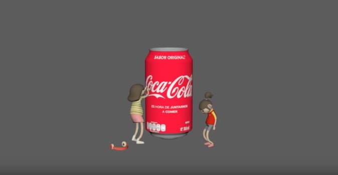 缶をスキャンするとキャラクターが机の上で寸劇 コカ・コーラの新たな試み