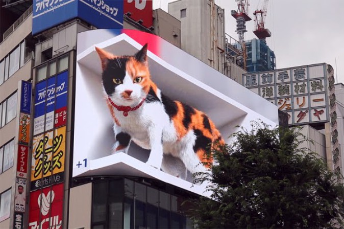 え、画面から飛び出してる！？ 新宿駅前に登場した巨大猫の映像に注目