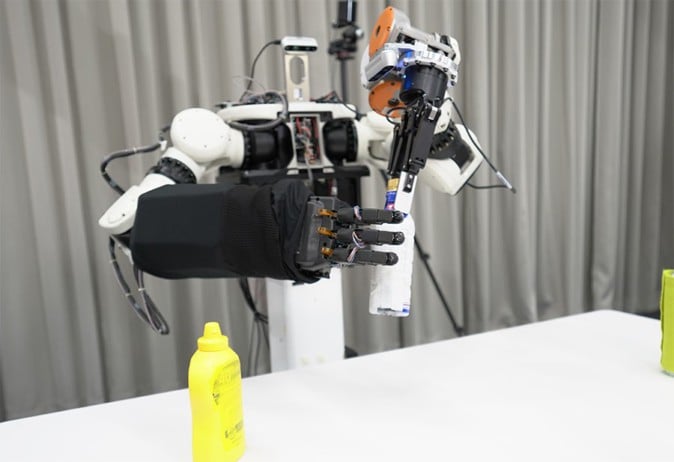 ホンダ、VRヘッドセットを使って遠隔操作するアバターロボットを開発