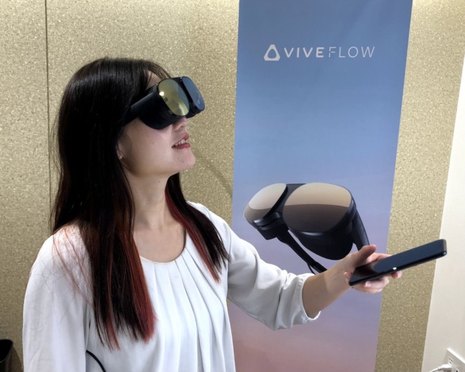 HTCの新VRグラス「VIVE Flow」の使い心地は？ 先行体験で気づいたこと 