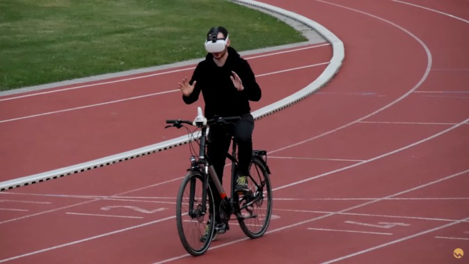 VRヘッドセットを装着したまま自転車に乗る猛者が現る 自作のゲーム画面を見ながら走行