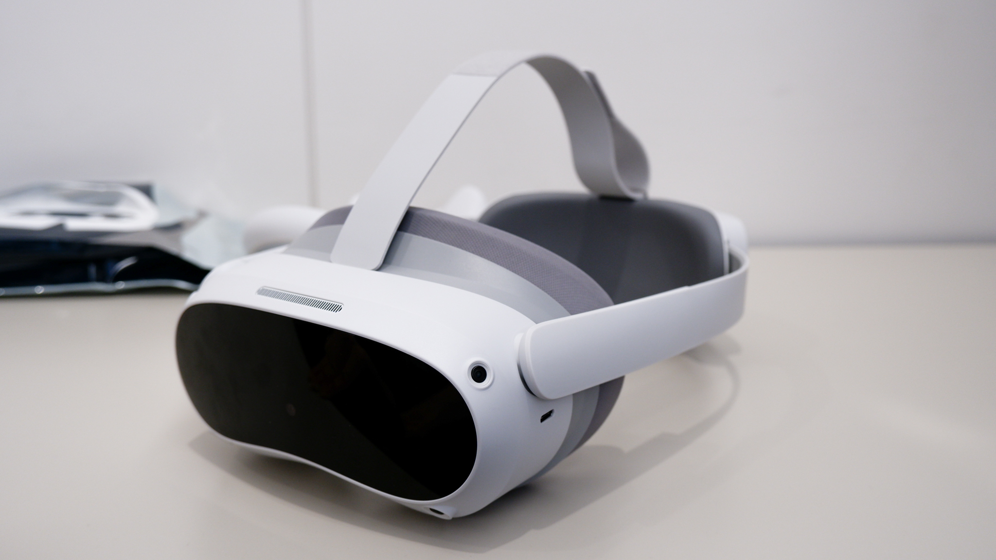 これ以上とない「軽量・高画質・スタンドアロン」 新型VRヘッドセット